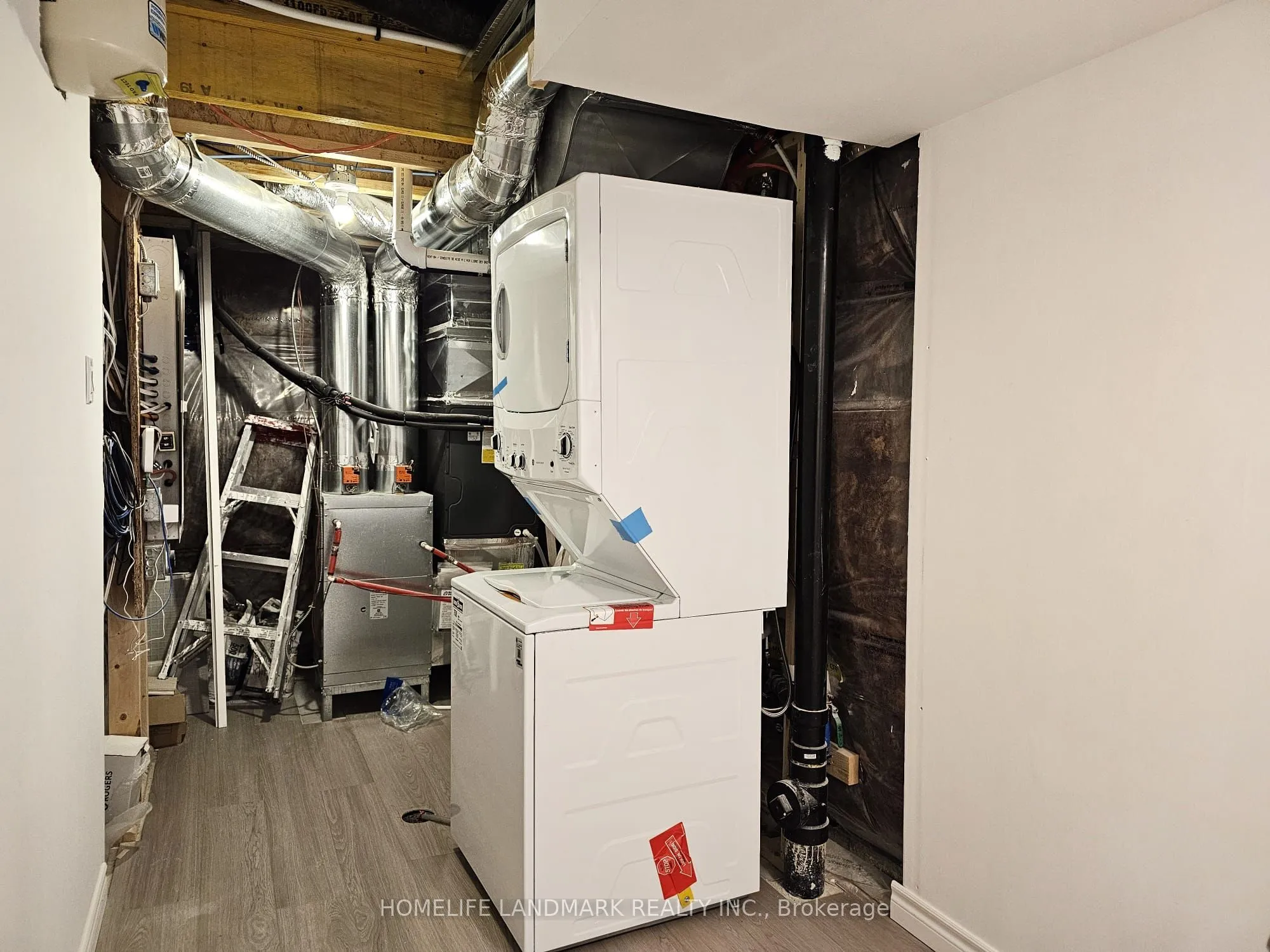 Att/Row/Townhouse kitchen at 9 Frisinger Lane Markham