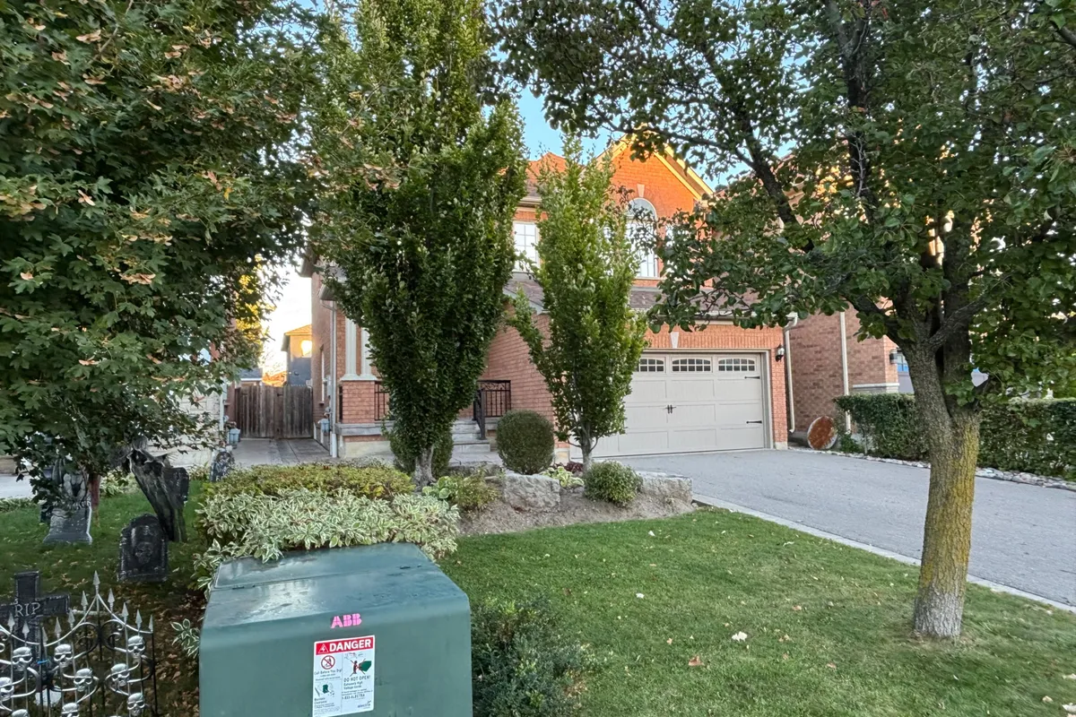 325 Vellore Avenue, ON L4H 2Z2