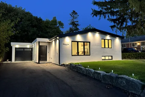 25 Knowles Crescent, ON L4G 1Z6