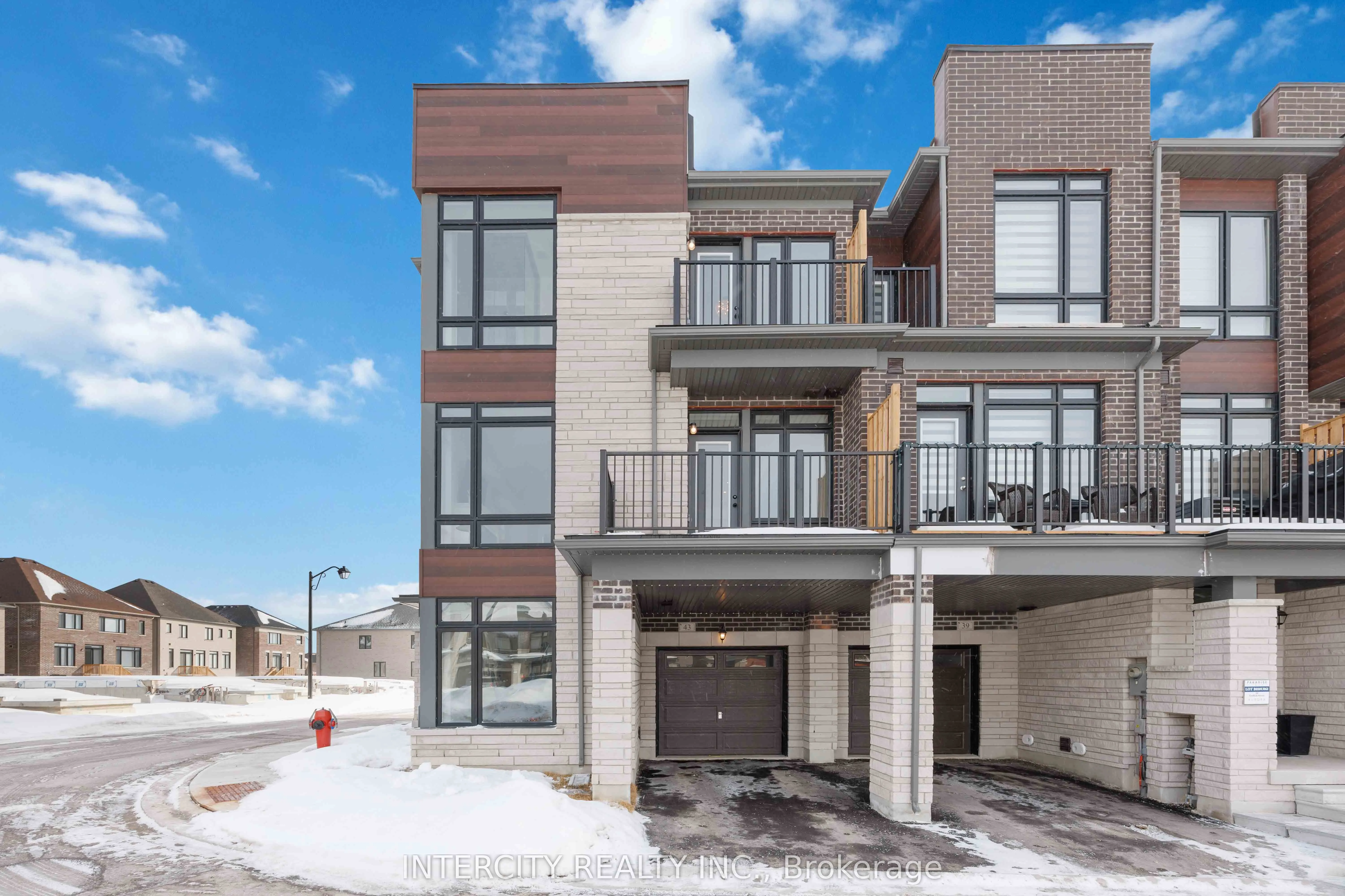 Att/Row/Townhouse interior view at 43 Griffith Street Aurora