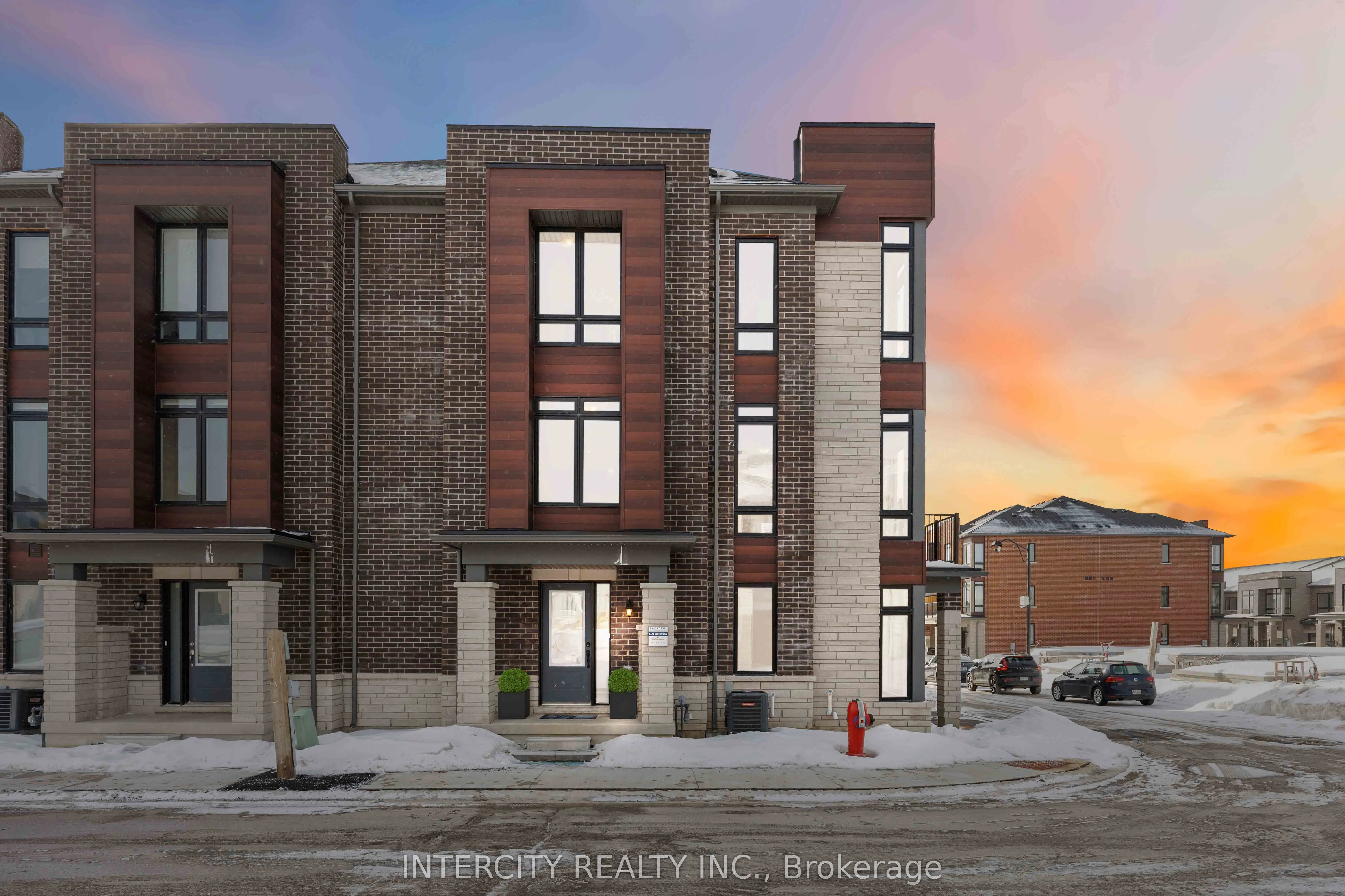 Att/Row/Townhouse 4 bedroom 3 bathroom at 43 Griffith Street in Aurora - MLS# N12474141