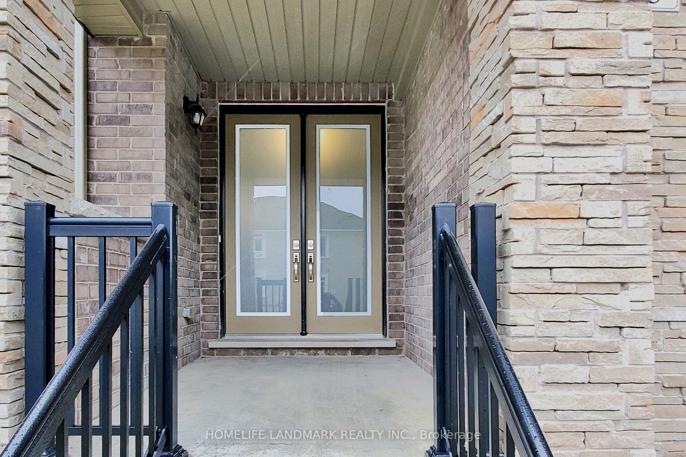 Att/Row/Townhouse interior view at 47 Sparks Street Aurora