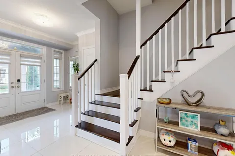 221 The Meadows Avenue, ON L6B 0W3