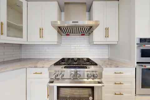 221 The Meadows Avenue, ON L6B 0W3