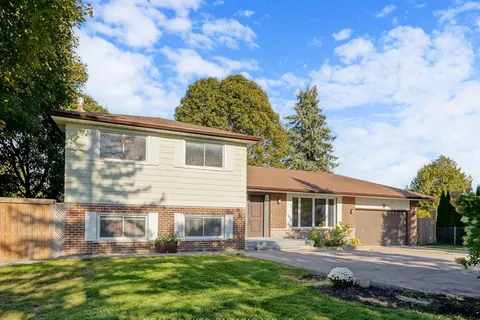 15 Jasmine Crescent, ON L4A 7X4