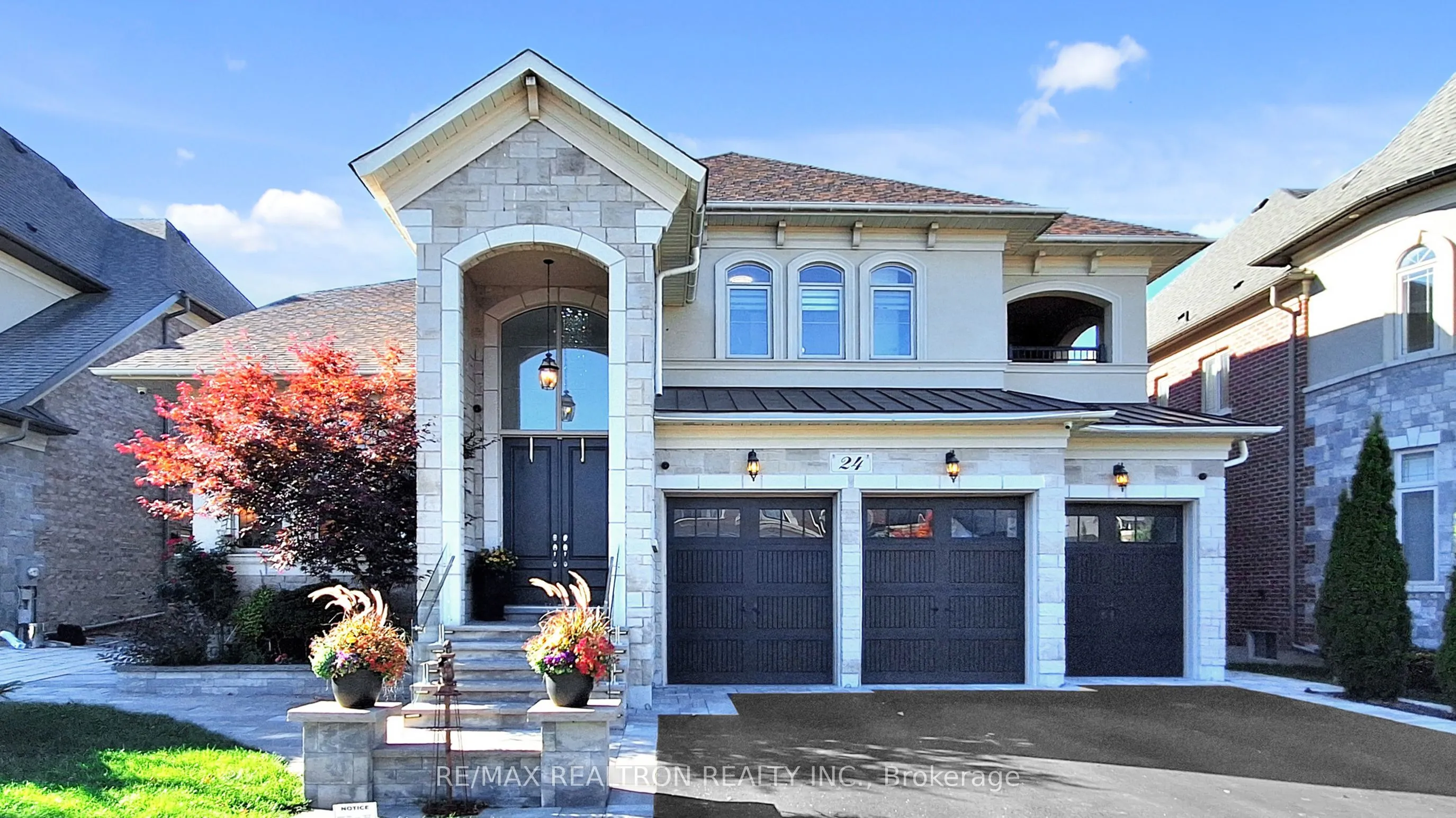 24 Hogan Court, ON L7B 0M1