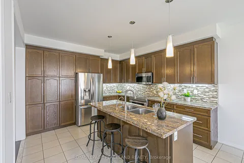 10 Pavlova Crescent, ON L4E 0V9