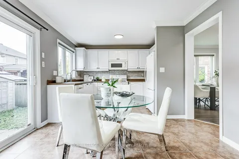 18 Weldon Woods Court, ON L4A 0J4