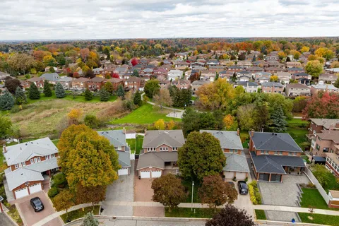 73 Queenston Crescent, ON L4L 4A1