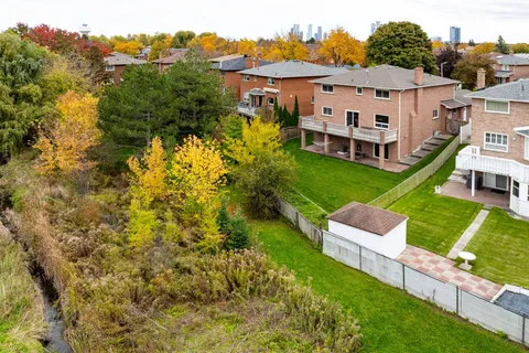 73 Queenston Crescent, ON L4L 4A1