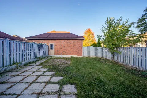 496 The Bridle Walk, ON L6C 2Y3