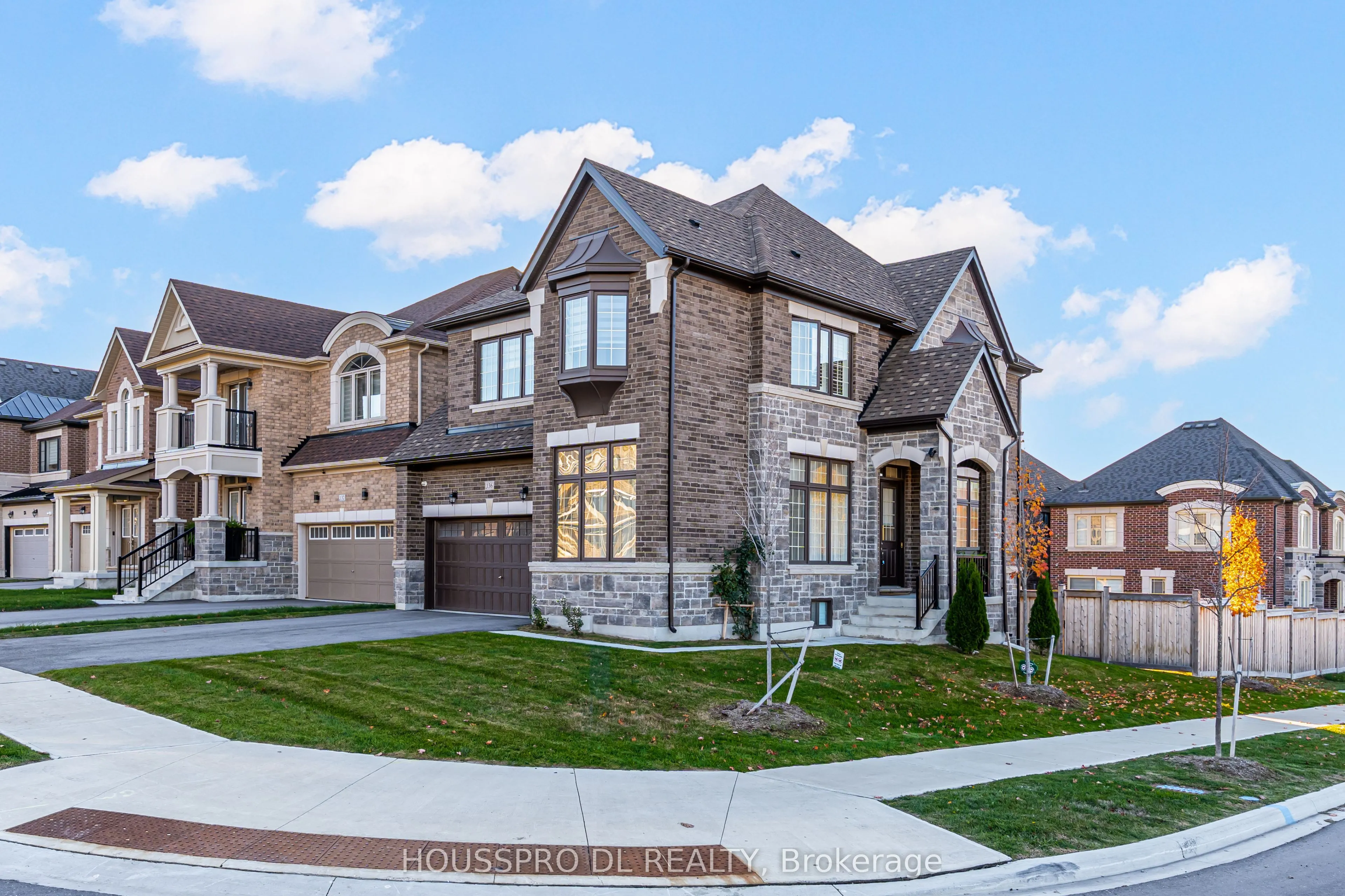 136 Carriage Shop Bend, ON L9N 0Y3