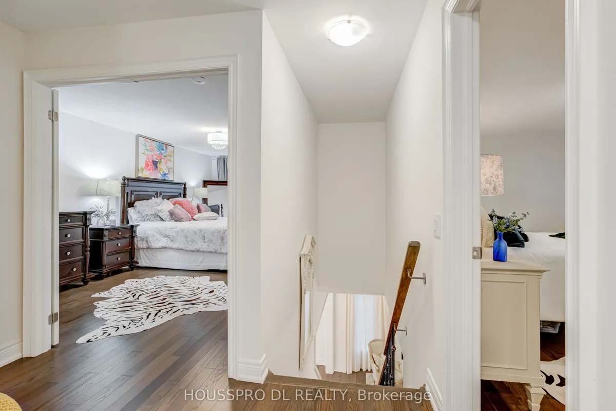 136 Carriage Shop Bend, ON L9N 0Y3