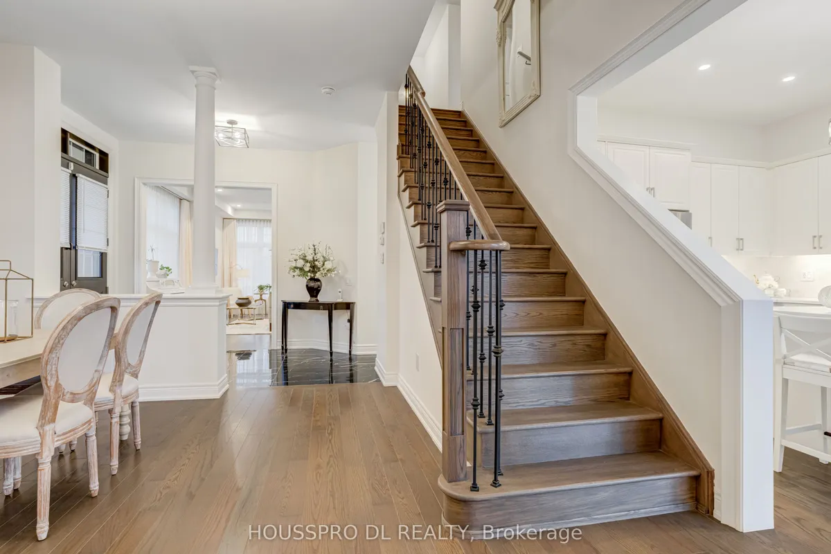 136 Carriage Shop Bend, ON L9N 0Y3