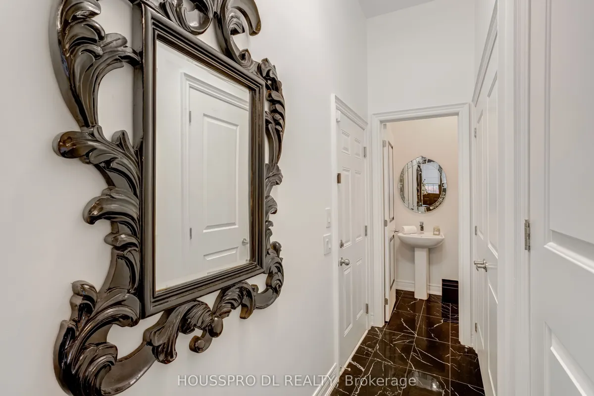 136 Carriage Shop Bend, ON L9N 0Y3