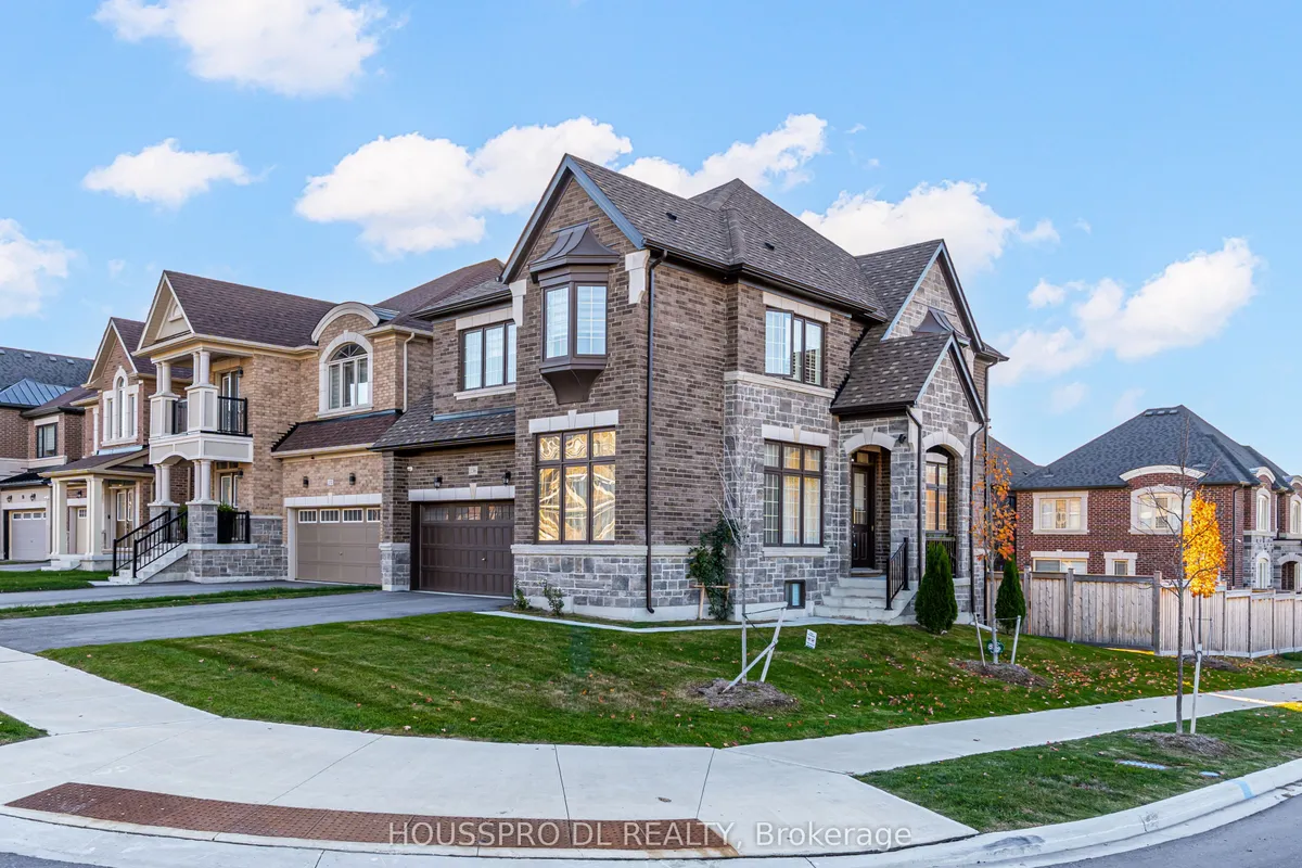 136 Carriage Shop Bend, ON L9N 0Y3