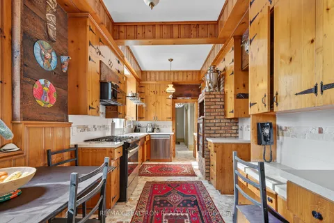 9 The Queensway N/A, ON L4P 1E2