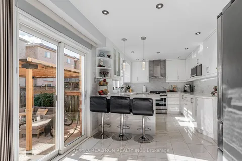 129 Flagstone Way, ON L3X 2Z8