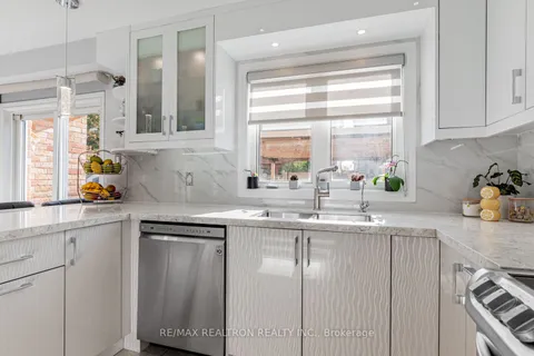 129 Flagstone Way, ON L3X 2Z8