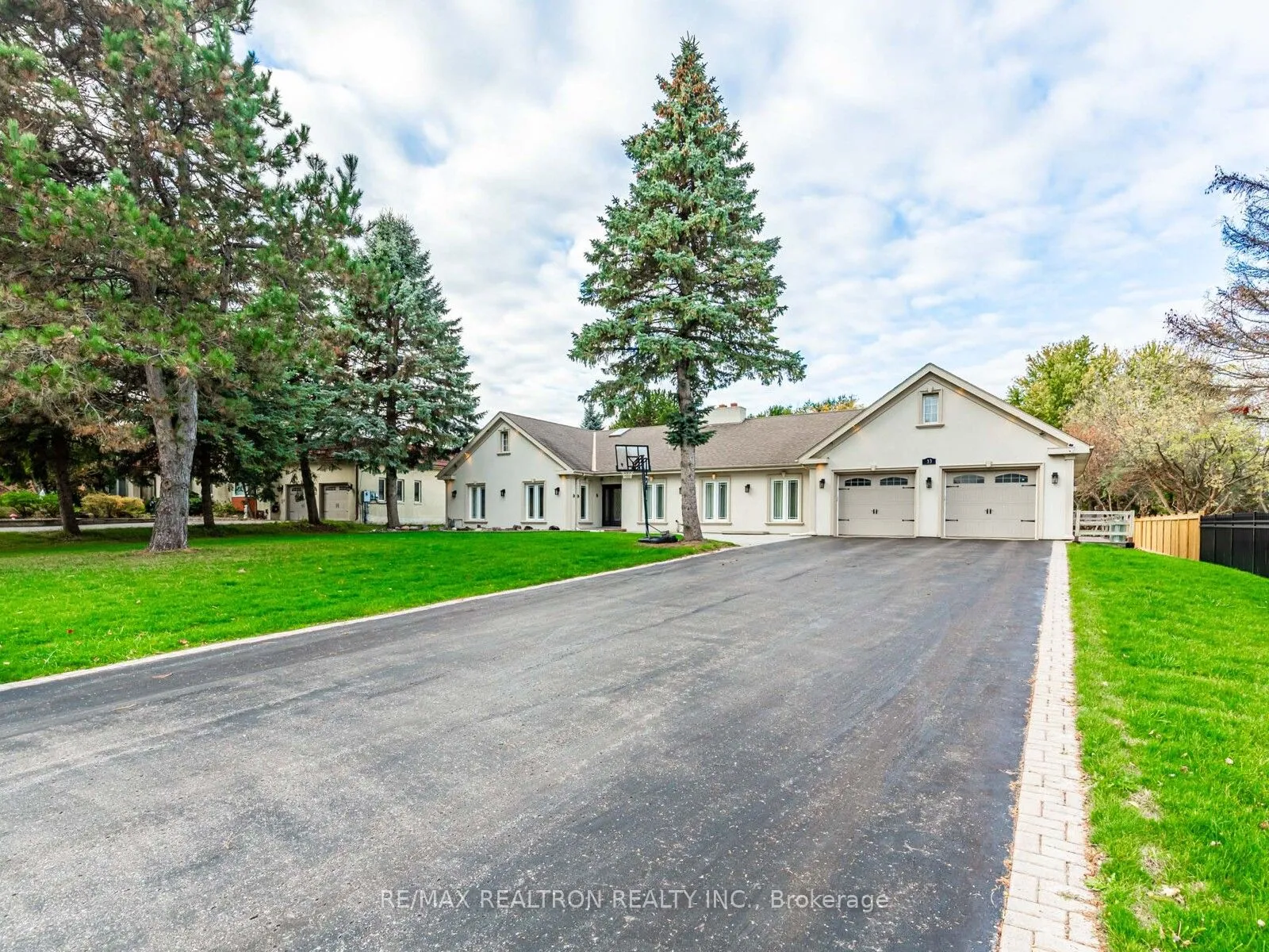 33 Carolwood Crescent, ON L1Z 0A4