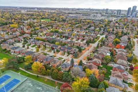 17 Charrington Crescent, ON L3R 0R3