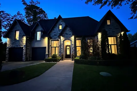 378 Old Bloomington Road, ON L4G 0M2