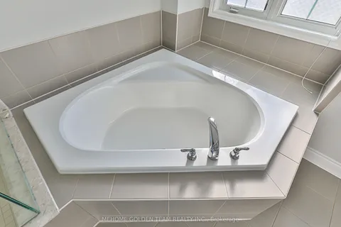 939 Memorial Circle, ON L3X 0B5