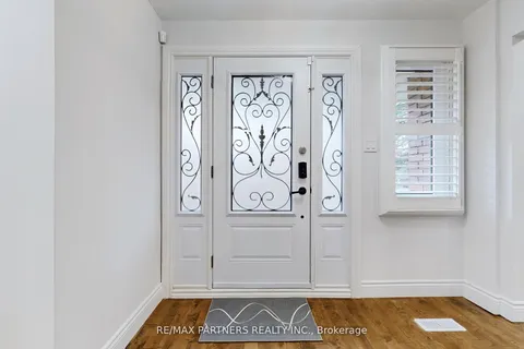 6 Geoffrey Crescent, ON L4A 5B9