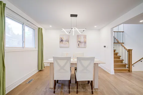 8 Hemingway Crescent, ON L3R 2A4