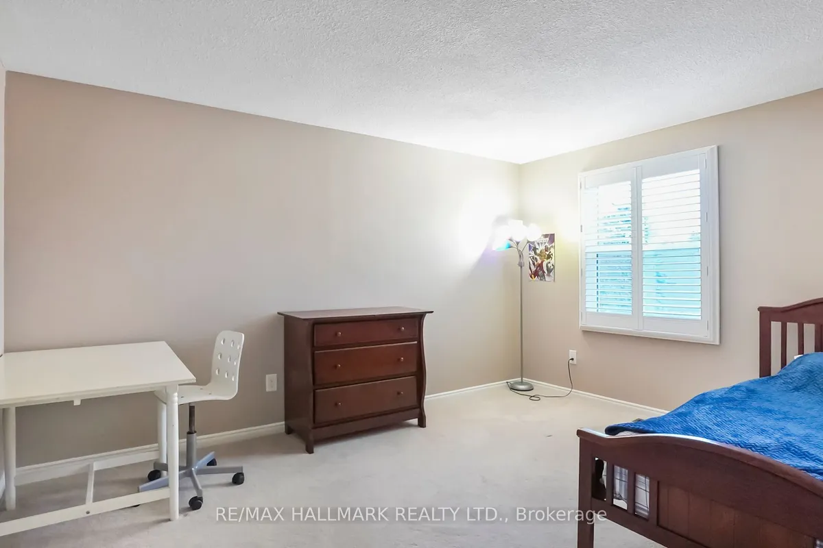 22 Avondale Crescent, ON L4G 3P6