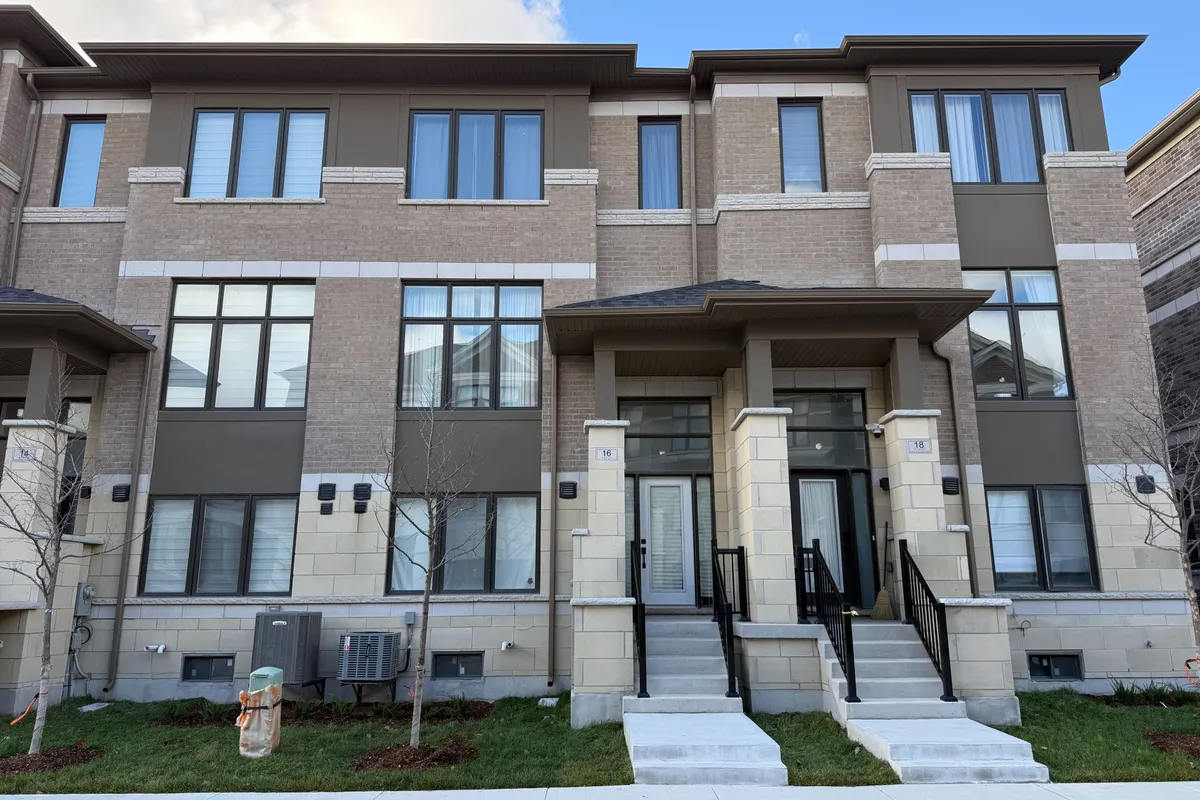 16 Tay Lane, ON L4S 0N8