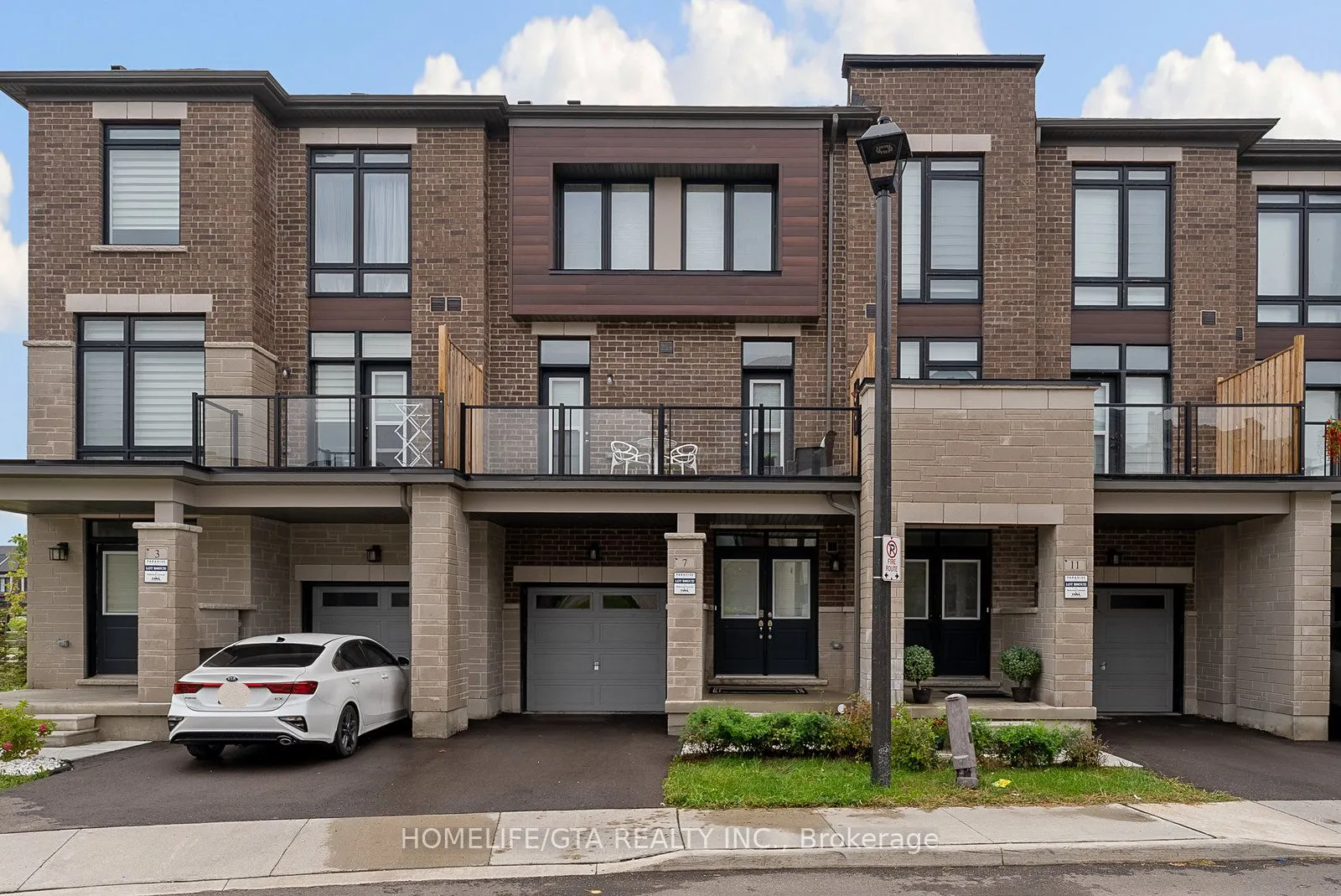 7 Holyrood Crescent, ON L4H 5G2