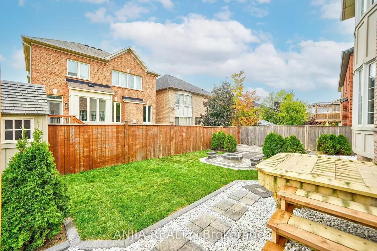 70 Fairlee Circle, ON L4A 0V3