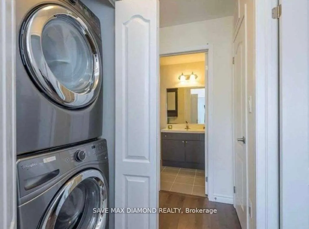 Att/Row/Townhouse living room at 10 Minlow Way Aurora