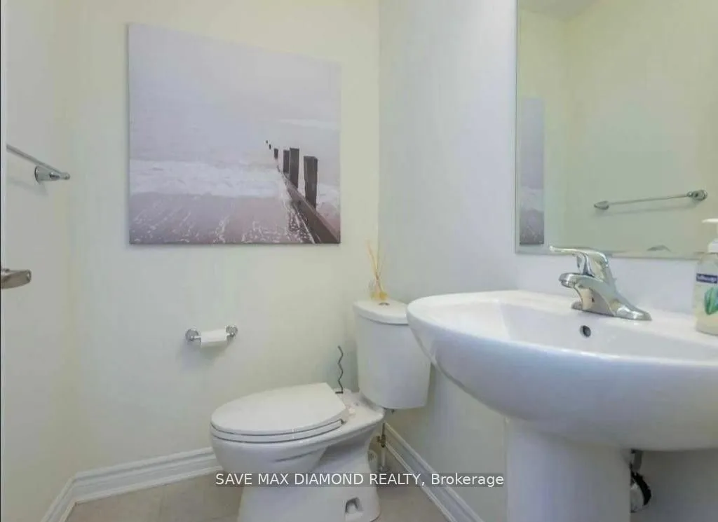 Att/Row/Townhouse interior view at 10 Minlow Way Aurora