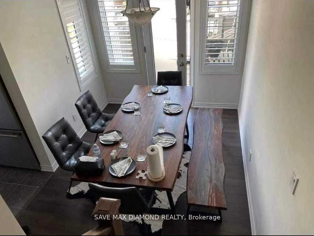 Att/Row/Townhouse kitchen at 10 Minlow Way Aurora