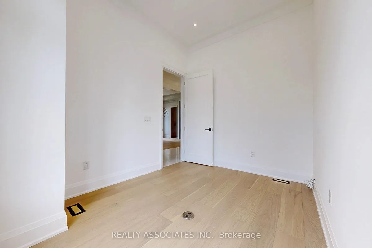 32 Cossar Avenue, ON L4G 3N8