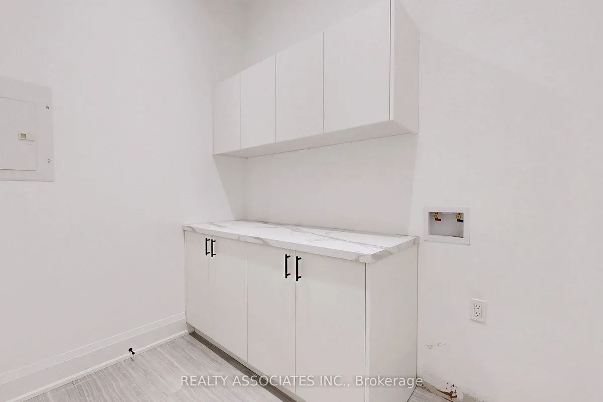 32 Cossar Avenue, ON L4G 3N8