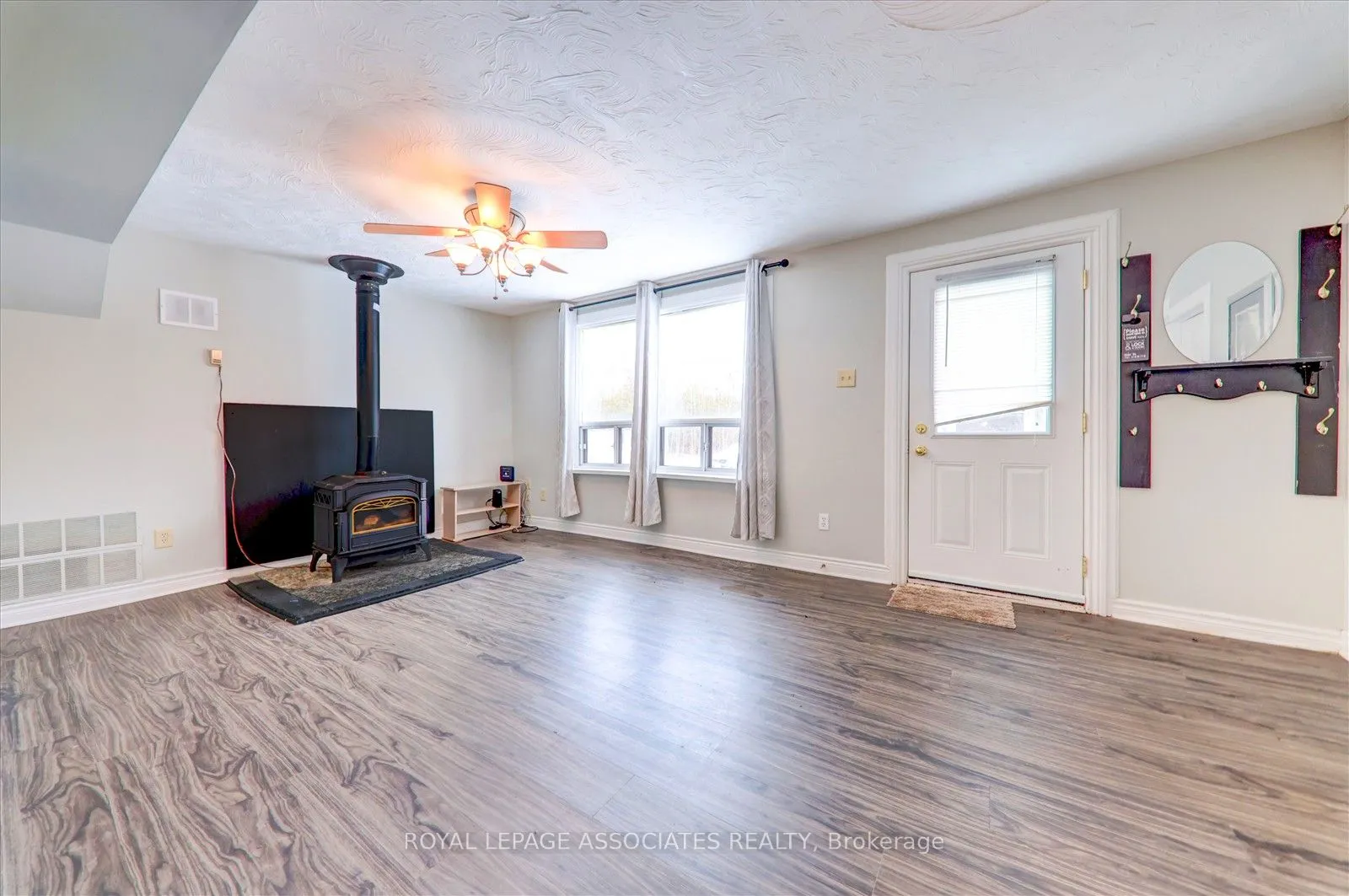 Detached interior view at 21654 Warden Avenue East Gwillimbury