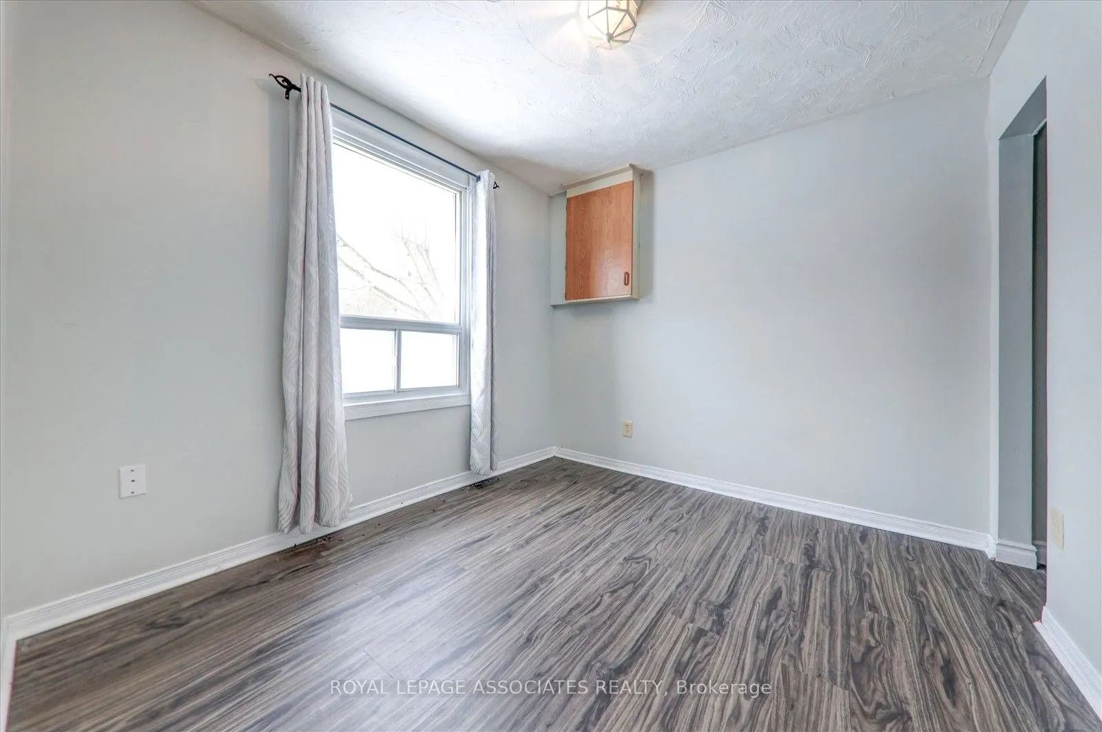 Detached living room at 21654 Warden Avenue East Gwillimbury