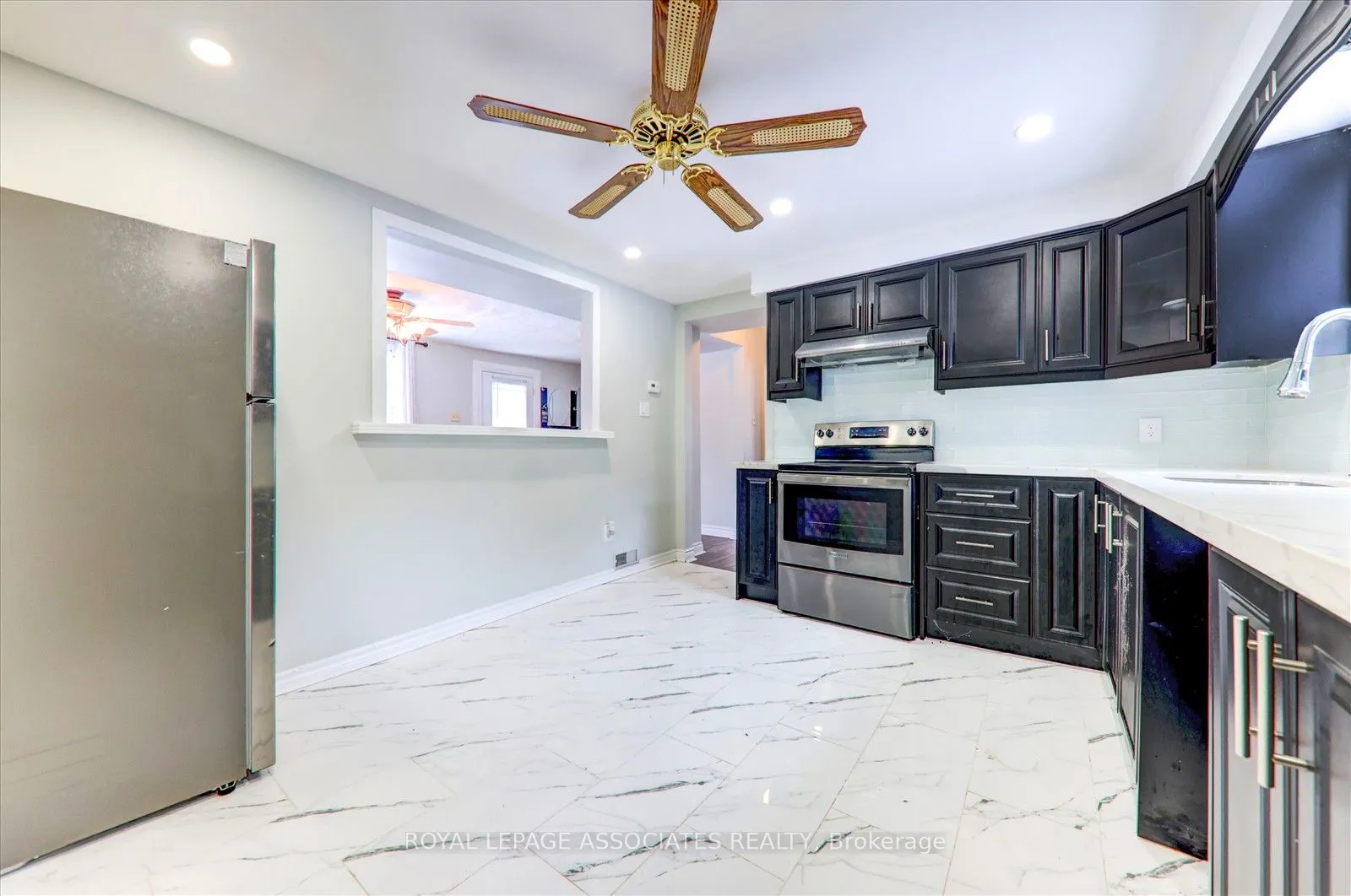 Detached kitchen at 21654 Warden Avenue East Gwillimbury