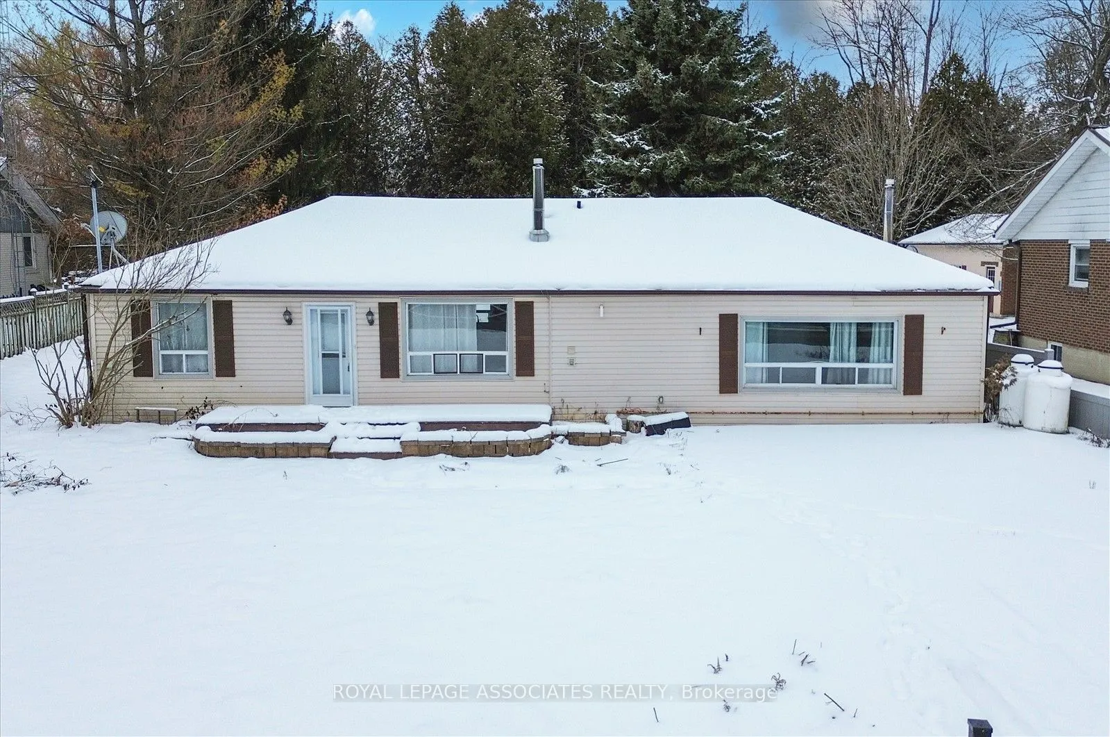 Detached 3 bedroom 1 bathroom at 21654 Warden Avenue in East Gwillimbury - MLS# N12538242