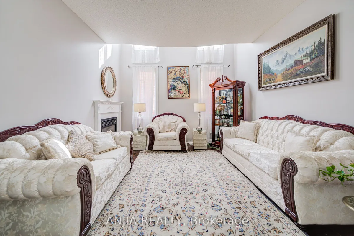 384 Highglen Avenue, ON L3S 4J3