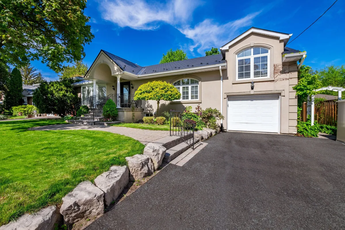 11 Knollside Drive, ON L4C 4W7