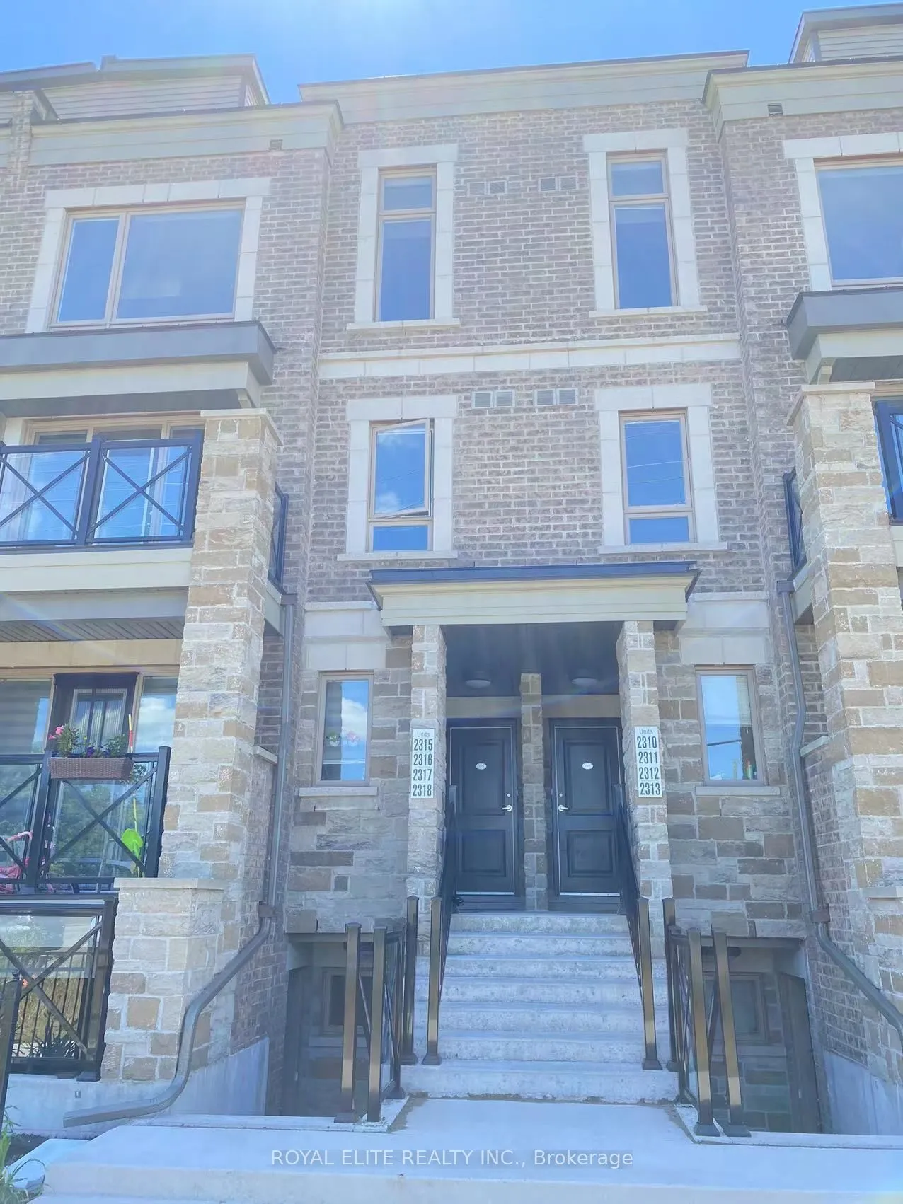 Condo Townhouse kitchen at 20 Westmeath Lane Markham