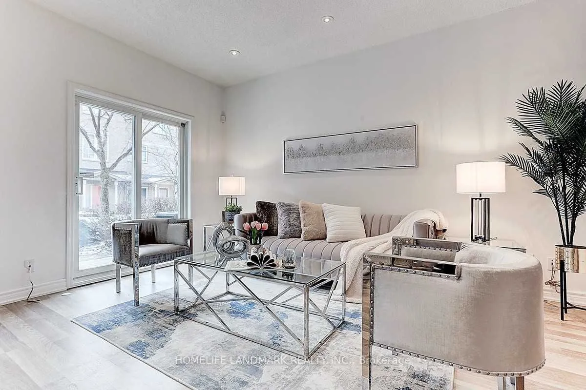 Condo Townhouse kitchen at 21 St Moritz Way Markham
