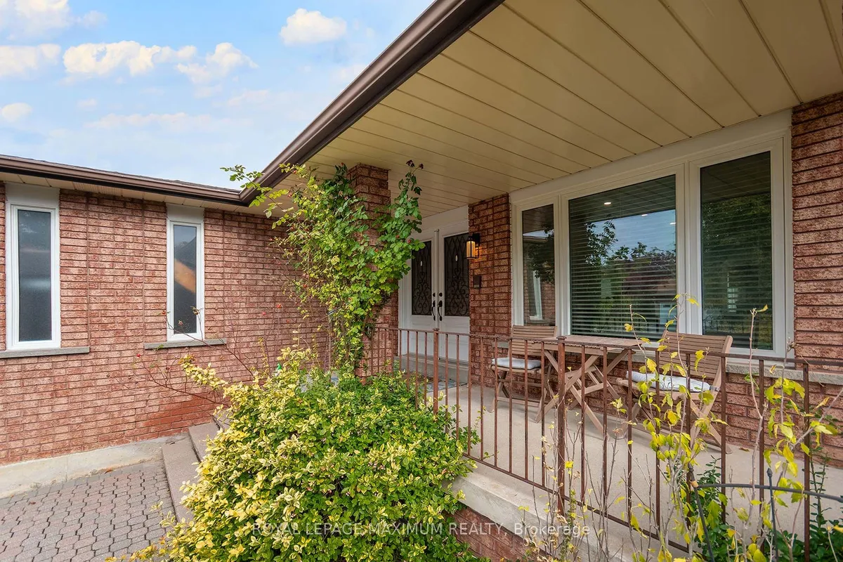 27 Looking Glass Crescent, ON L4L 5M8