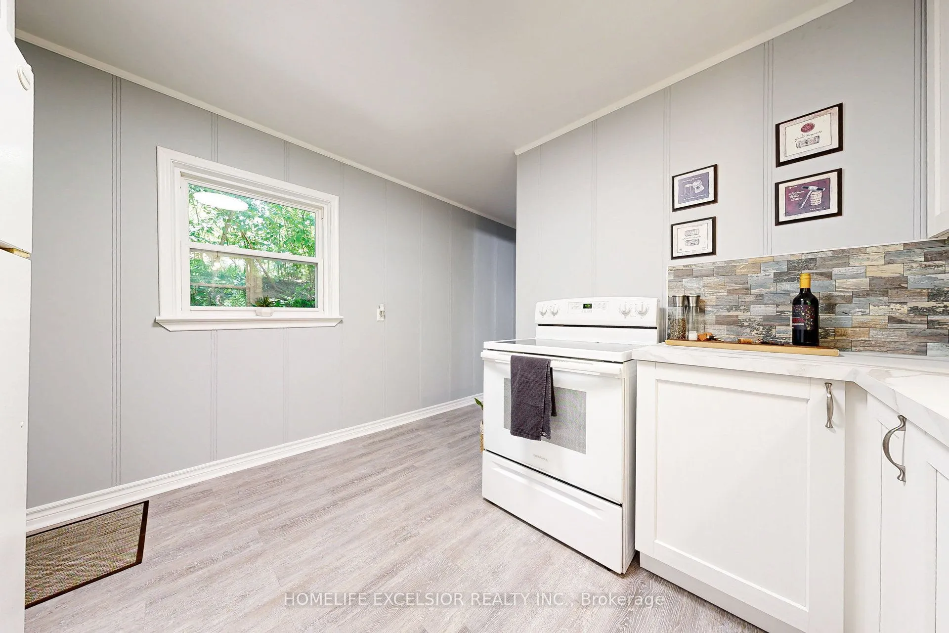 Detached kitchen at 19043 Centre Street East Gwillimbury