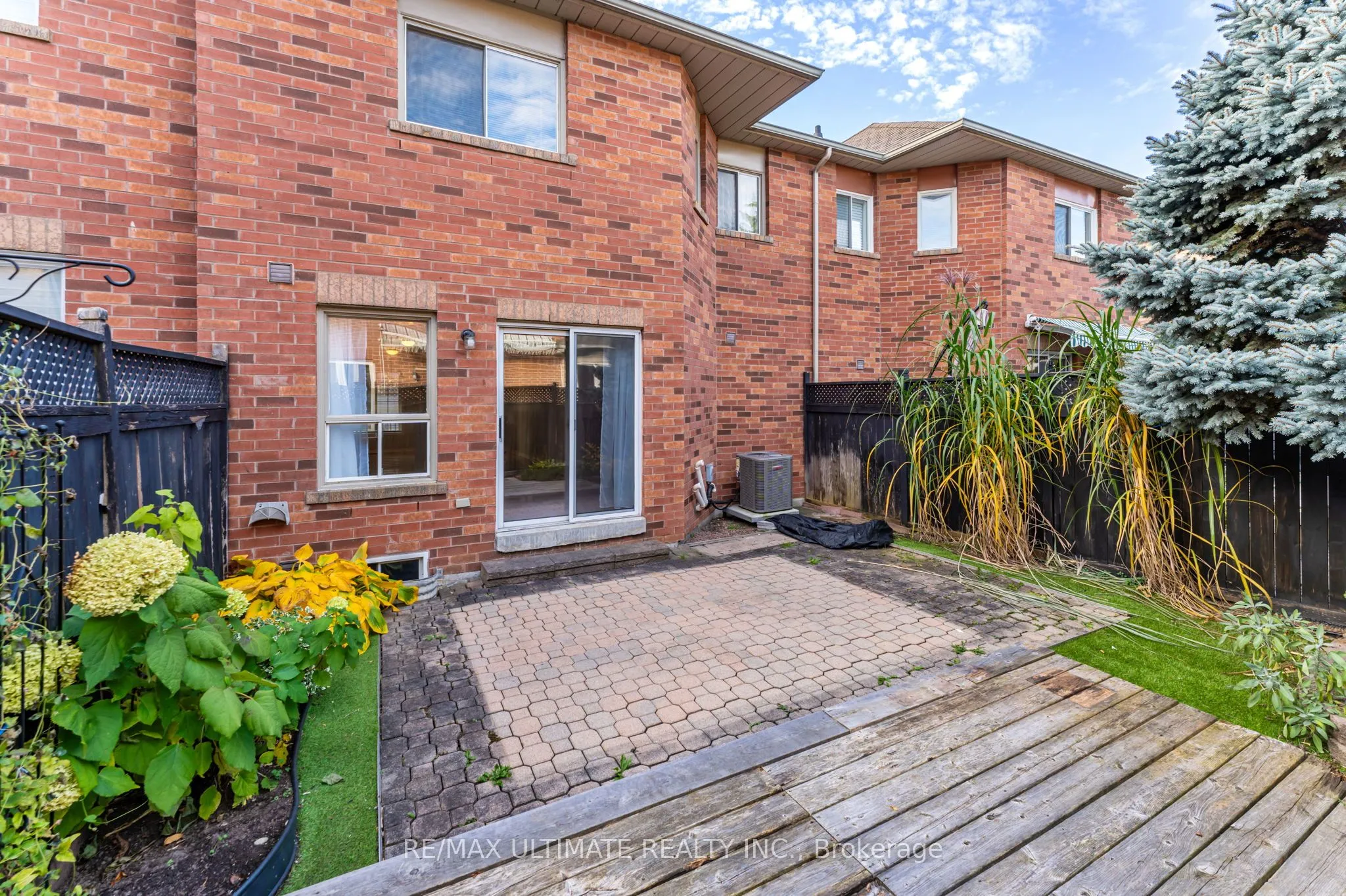 Att/Row/Townhouse kitchen at 36 Bowler Street Aurora