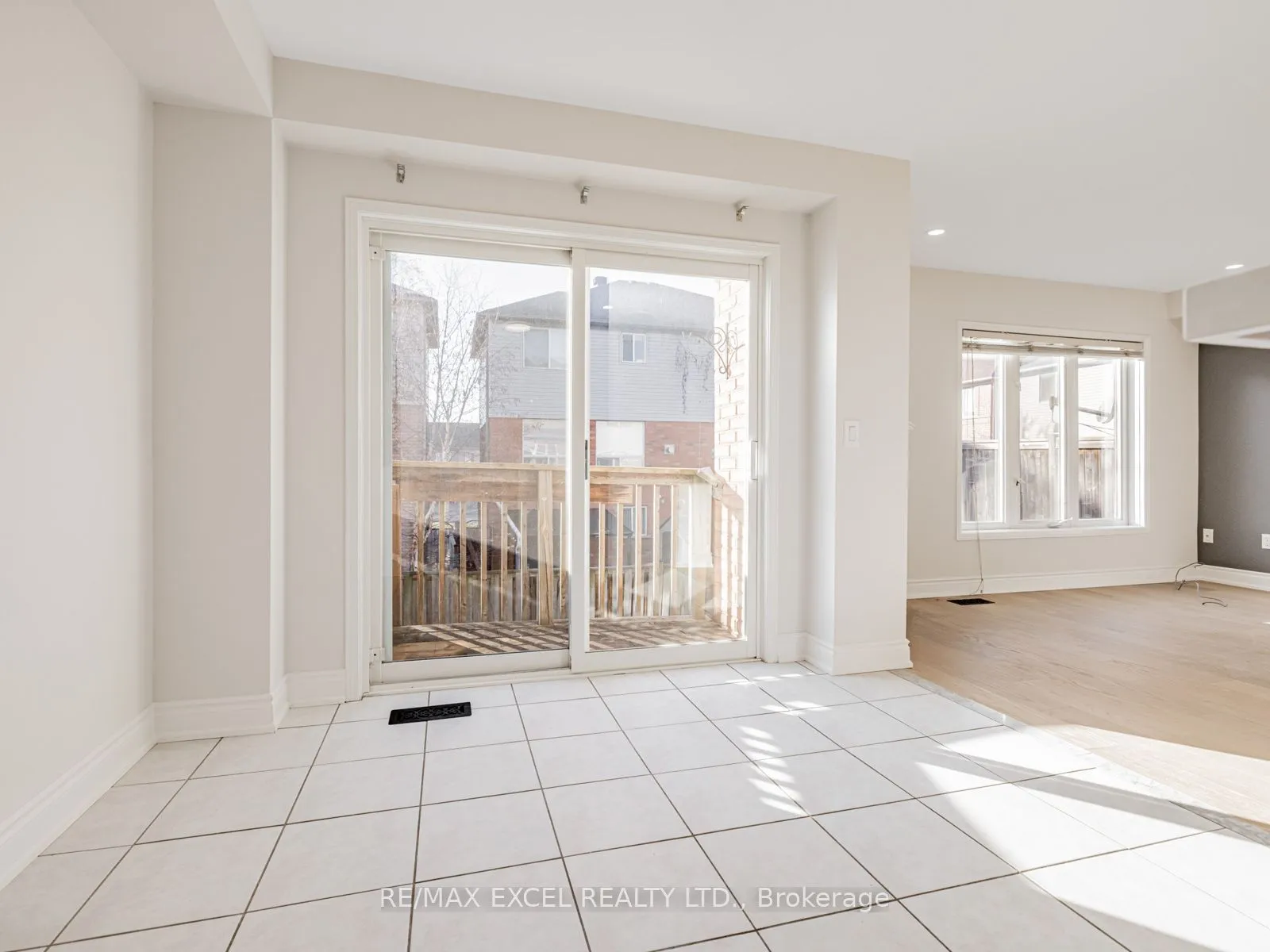 Att/Row/Townhouse living room at 105 Millcliff Circle Aurora